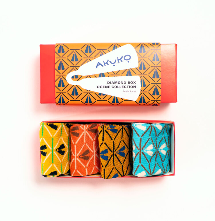 presentbox med färgglada strumpor i afrikansk design
