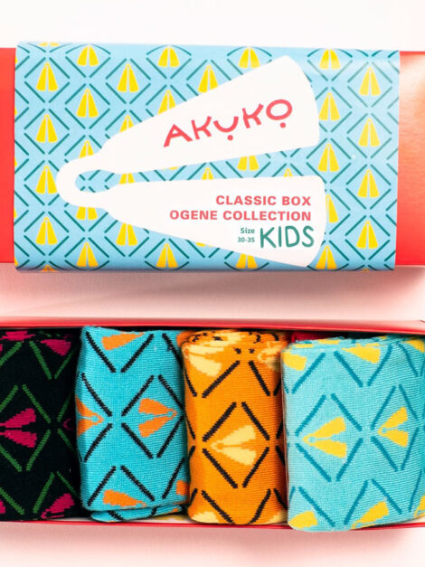 presentbox med fyra färgglada strumpor för barn